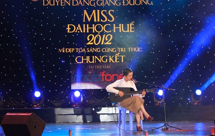 Ca sĩ Lê Cát Trọng Lý với phần biểu diễn văn nghệ đặc sắc. >>Những hotgirl xinh đẹp làm điên đảo cư dân mạng (P1) >>Những nữ sinh đẹp hơn cả búp bê Babie Những khoảnh khắc đáng yêu của Á hậu Dương Tú Anh Những hotgirl xinh đẹp làm "điên đảo" cư dân mạng (P3) Những hotgirl xinh đẹp làm "điên đảo" cư dân mạng (P2) Những nữ sinh đẹp hơn cả búp bê Barbie (P2)