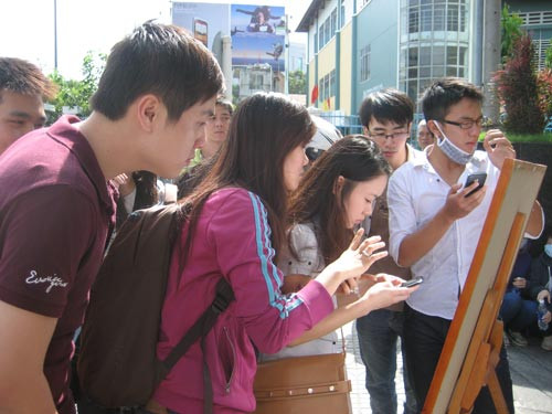 Phụ huynh và học sinh đọc thông báo của chủ tòa nhà. Phụ huynh và học sinh đọc thông báo của chủ tòa nhà.