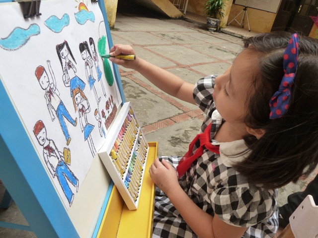 Học sinh khiếm thính tại Trường THCS Xã Đàn vẽ ước mơ.