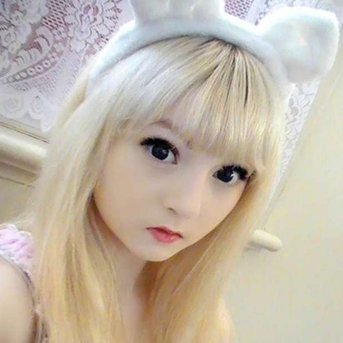 Trong các video clip đăng tải trên mạng, Angelic dạy người xem cách trang điểm sao cho thật giống búp bê. Cô còn đưa ra không ít mẹo trang điểm rất mới lạ. Những hot girl xinh đẹp làm "điên đảo" cư dân mạng (P6) Ngắm vẻ đẹp kiêu sa của Á hậu Hoàng Anh Những hot girl xinh đẹp làm "điên đảo" cư dân mạng (P5) >>Những nữ sinh đẹp hơn cả búp bê Babie Những khoảnh khắc đáng yêu của Á hậu Dương Tú Anh