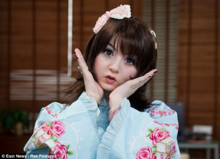 Không chỉ ảnh hưởng đến ngoại hình, mà cả giọng nói của Angelic cũng như một em bé Nhật. Bản thân Angelic cho rằng, sở dĩ cô có giọng như vậy, vì cô nói đến 5 thứ tiếng và trọng âm, ngữ điệu bị lẫn với nhau. Những hot girl xinh đẹp làm "điên đảo" cư dân mạng (P6) Ngắm vẻ đẹp kiêu sa của Á hậu Hoàng Anh Những hot girl xinh đẹp làm "điên đảo" cư dân mạng (P5) >>Những nữ sinh đẹp hơn cả búp bê Babie Những khoảnh khắc đáng yêu của Á hậu Dương Tú Anh