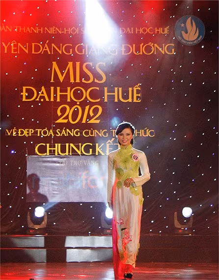 Thí sinh với vẻ dịu dàng, thiết tha trong tà áo dài Việt. >>Những hotgirl xinh đẹp làm điên đảo cư dân mạng (P1) >>Những nữ sinh đẹp hơn cả búp bê Babie Những khoảnh khắc đáng yêu của Á hậu Dương Tú Anh Những hotgirl xinh đẹp làm "điên đảo" cư dân mạng (P3) Những hotgirl xinh đẹp làm "điên đảo" cư dân mạng (P2) Những nữ sinh đẹp hơn cả búp bê Barbie (P2)