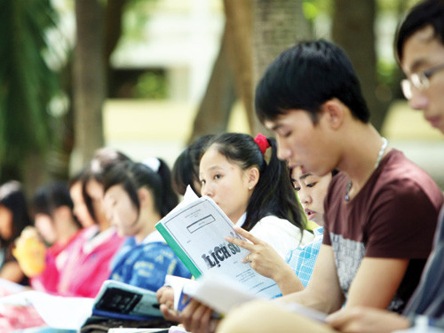 Thí sinh ôn bài trước khi vào phòng thi môn lịch sử trong kỳ thi tuyển sinh ĐH, CĐ năm 2012.