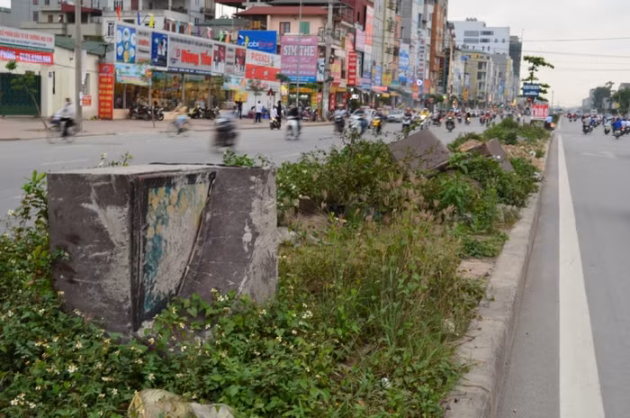 Đường bị bỏ hoang, người dân cũng “tranh thủ”