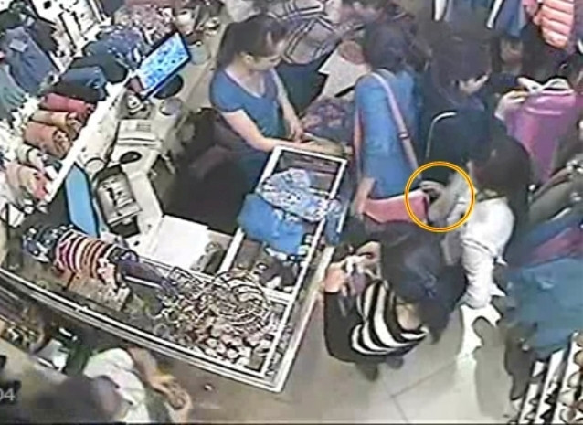 Khi con mồi quay lại chúng tiếp tục ra tay và đã lấy được chiếc iphone Khi con mồi quay lại chúng tiếp tục ra tay và đã lấy được chiếc iphone