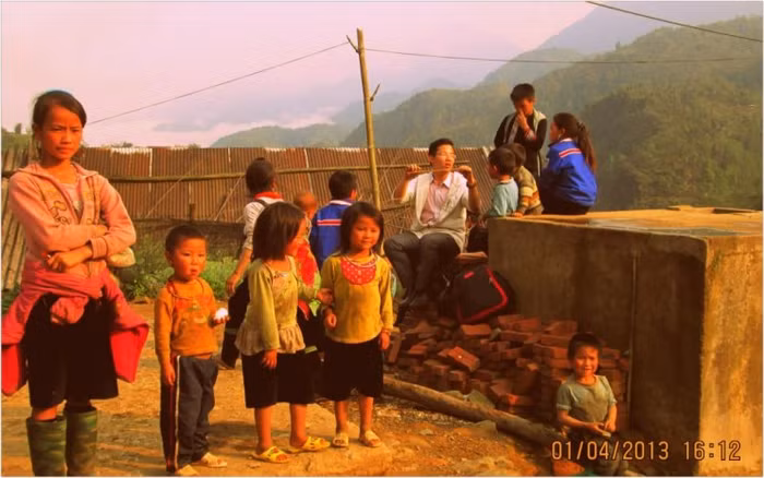 Không chỉ dạy văn hóa, Trọng còn dạy các em những bài học về cuộc sống.