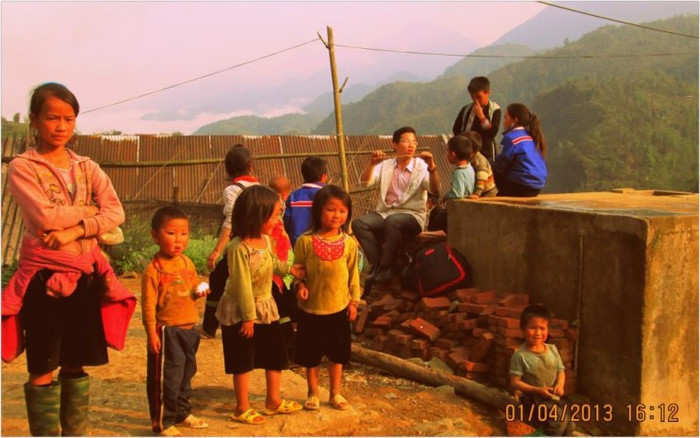Không chỉ dạy văn hóa, Trọng còn dạy các em những bài học về cuộc sống. Không chỉ dạy văn hóa, Trọng còn dạy các em những bài học về cuộc sống.