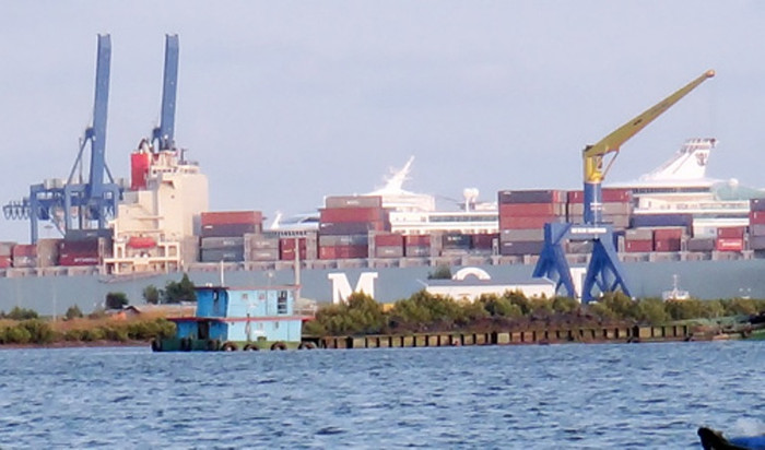 Một sà lan đầy bùn thải đang chờ màn đêm buông xuống Một sà lan đầy bùn thải đang chờ màn đêm buông xuống