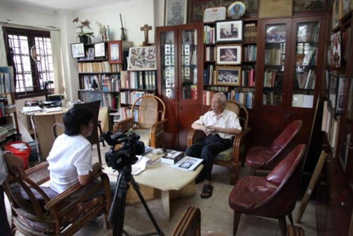 ông Nguyễn Đình Đầu nói rằng dù trải qua nhiều biến cố, người Việt Nam vẫn đoàn kết, vẫn giữ vững tinh thần dân tộc ông Nguyễn Đình Đầu nói rằng dù trải qua nhiều biến cố, người Việt Nam vẫn đoàn kết, vẫn giữ vững tinh thần dân tộc