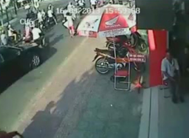 Thì bất ngờ một chiếc xe điên xuất hiện. Thì bất ngờ một chiếc xe điên xuất hiện.