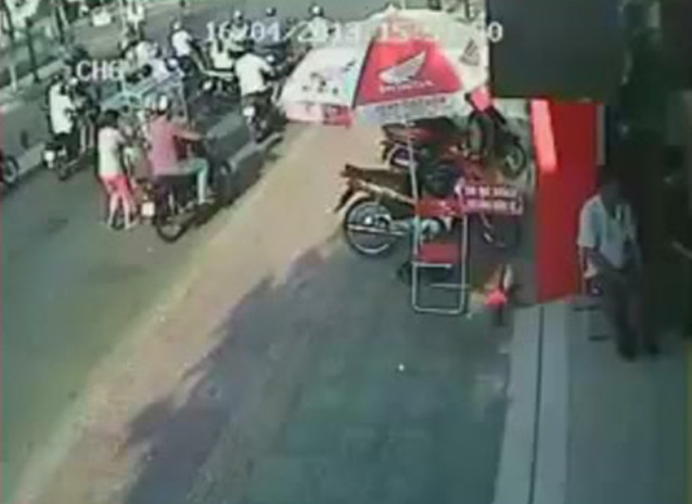 Nhiều người đi xe máy đang dừng chờ đèn đỏ. Nhiều người đi xe máy đang dừng chờ đèn đỏ.