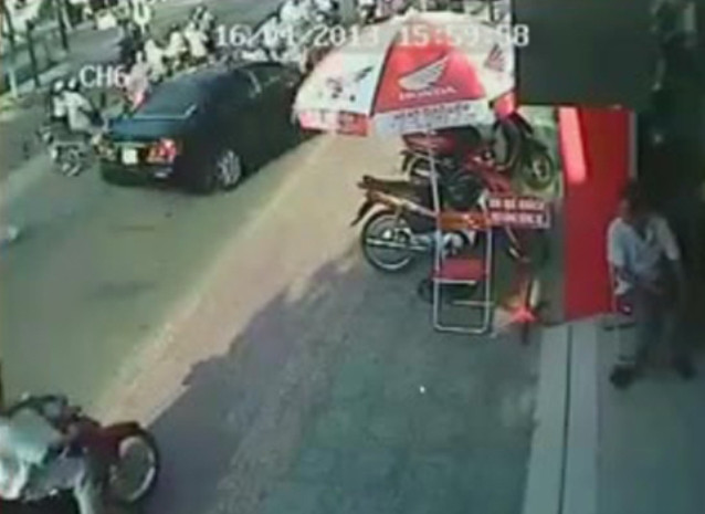 Cuốn phăng tất cả, kéo lê, cán nát hàng loạt người và xe trên đường Cuốn phăng tất cả, kéo lê, cán nát hàng loạt người và xe trên đường