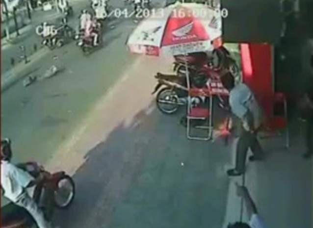 Chỉ còn lại những mảnh vỡ vương vãi trên đường và sự hoảng loạn của người chứng kiến. Chỉ còn lại những mảnh vỡ vương vãi trên đường và sự hoảng loạn của người chứng kiến.