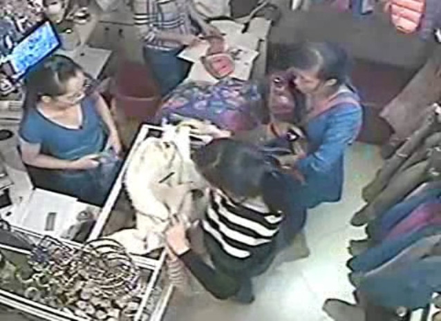 Chủ nhân ngơ ngác khi không tìm thấy điện thoại trong túi nữa. Lúc này kẻ móc túi áo trắng đã rời khỏi cửa hàng, chỉ còn tên áo sọc đen trắng ở lại. Chủ nhân ngơ ngác khi không tìm thấy điện thoại trong túi nữa. Lúc này kẻ móc túi áo trắng đã rời khỏi cửa hàng, chỉ còn tên áo sọc đen trắng ở lại.