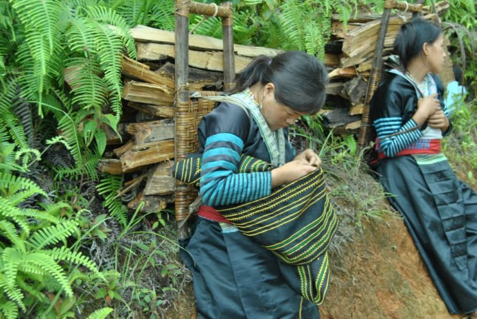 Vừa cõng vủi vừa tranh thủ may vá. Vừa cõng vủi vừa tranh thủ may vá.