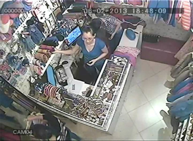 Người phụ nữ áo xanh đi ra khỏi màn hình camera thì 2 tên đạo chích cũng bám theo Người phụ nữ áo xanh đi ra khỏi màn hình camera thì 2 tên đạo chích cũng bám theo