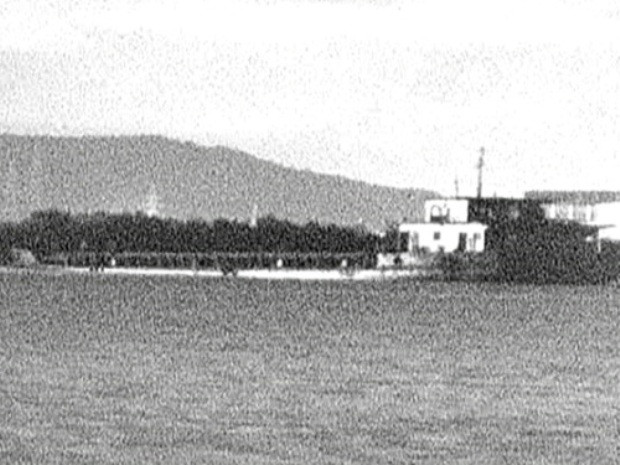 Lúc 22 giờ 55 ngày 5.4, sà lan này vẫn đầy bùn thải Lúc 22 giờ 55 ngày 5.4, sà lan này vẫn đầy bùn thải