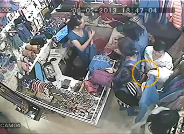 Lại tiếp tục thò tay móc túi Lại tiếp tục thò tay móc túi