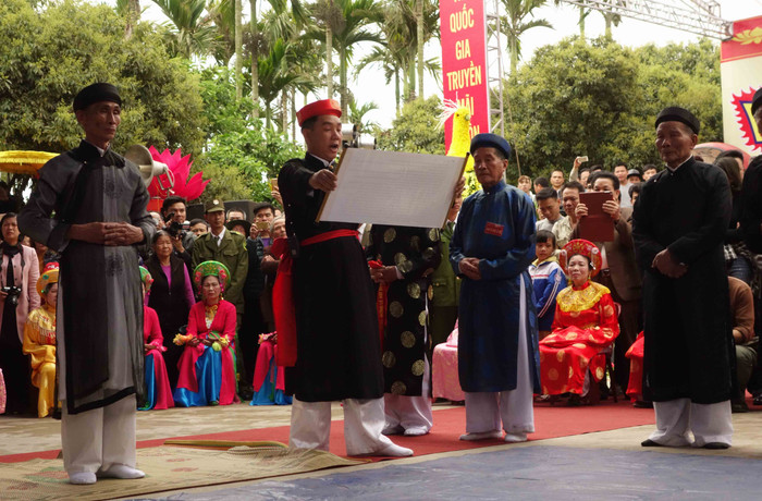 Dĩ công vi công, nguyện chư thần ủng hộ. Nhược hữu tham tâm, dĩ công vi tư, nguyện chư thần linh đả tử. Ảnh: Đ.H. Dĩ công vi công, nguyện chư thần ủng hộ. Nhược hữu tham tâm, dĩ công vi tư, nguyện chư thần linh đả tử. Ảnh: Đ.H.