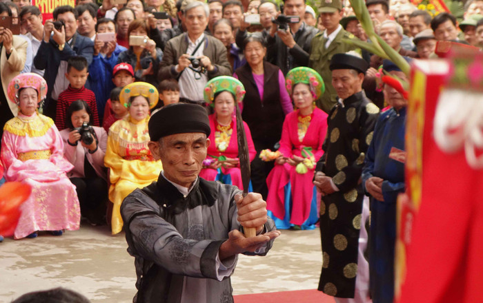 Ông trưởng làng giữ vai trò chủ lễ làm thủ tục thiết linh chích địa trong hội thề. Ảnh: Đ.H. Ông trưởng làng giữ vai trò chủ lễ làm thủ tục thiết linh chích địa trong hội thề. Ảnh: Đ.H.