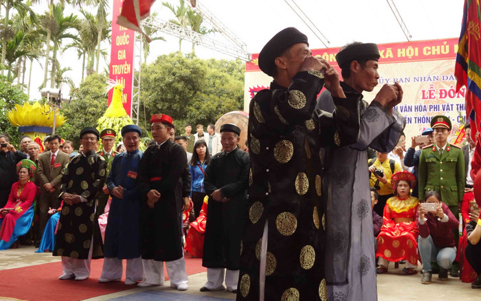 Uống rượu thề trong hội thề không tham nhũng. Ảnh: Đ.H. Uống rượu thề trong hội thề không tham nhũng. Ảnh: Đ.H.