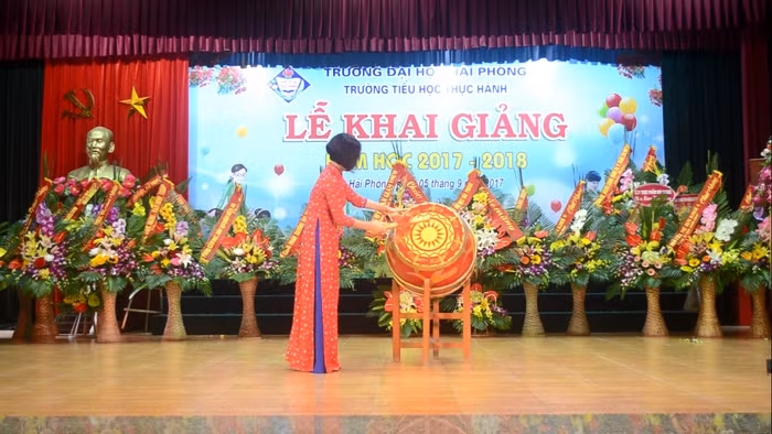 Việc đào tao gắn liền với thực hành đang giúp sinh viên sư phạm của Hải Phòng có cơ hội tìm việc làm cao (Trong ảnh: Lễ Khai giảng trường tiểu học thực hành của Đại học Hải Phòng. Ảnh: Cổng thông tin Đại học Hải Phòng)