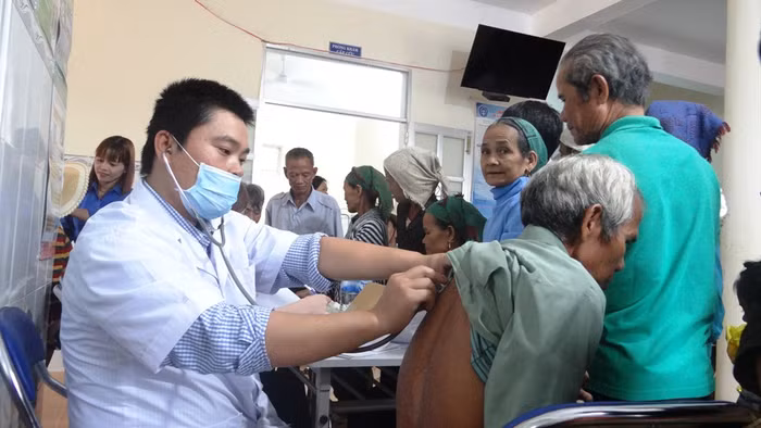 Việc quy định giá cụ thể theo hạng bệnh viện là cần thiết, nhằm giải quyết bất cập trong thực tế cũng như việc điều chỉnh giá Thông tư 37 lần này nhằm cân đối quỹ và chất lượng khám chữa bệnh. (Ảnh: Suckhoedoisong)