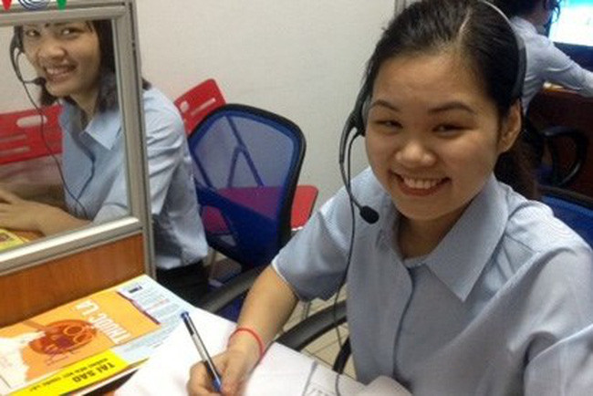 Tư vấn viên tư vấn qua điện thoại về cách từ bỏ thuốc lá. (Ảnh: VOV) Tư vấn viên tư vấn qua điện thoại về cách từ bỏ thuốc lá. (Ảnh: VOV)