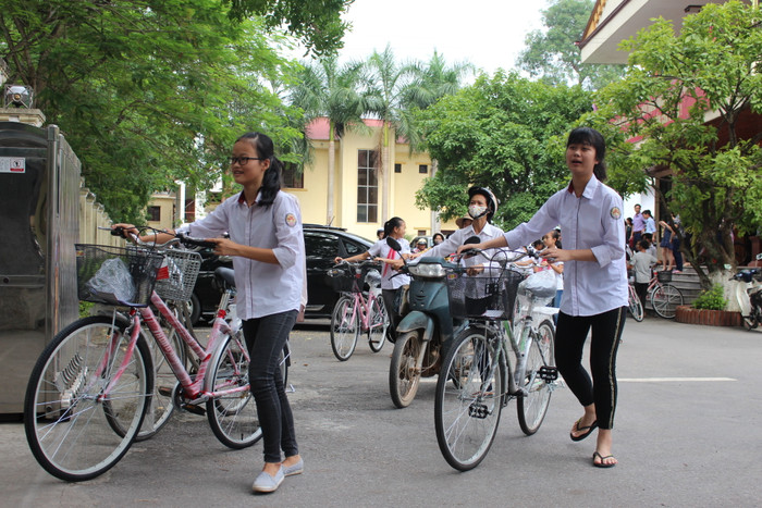 Các em học sinh đều cảm thấy vui mừng và hạnh phúc trước những món quà đầy ý nghĩa. Các em học sinh đều cảm thấy vui mừng và hạnh phúc trước những món quà đầy ý nghĩa.