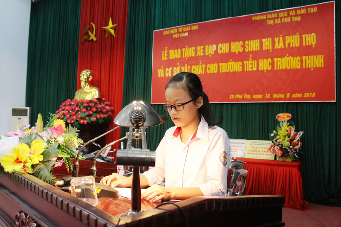 Em Nguyễn Thị Lan Anh, học sinh lớp 9D, Trường Trung học cơ sở Hùng Vương (Thị xã Phú Thọ) phát biểu cảm nghĩ trong buổi lễ. Em Nguyễn Thị Lan Anh, học sinh lớp 9D, Trường Trung học cơ sở Hùng Vương (Thị xã Phú Thọ) phát biểu cảm nghĩ trong buổi lễ.