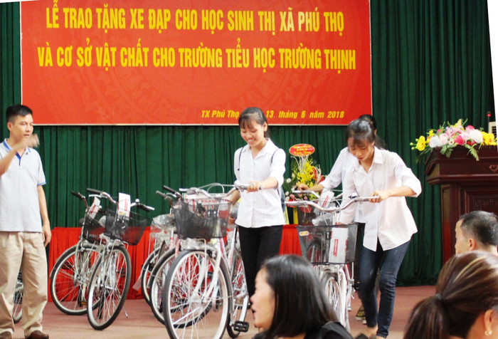 Niềm vui của các em học sinh khi nhận được món quà ý nghĩa chuẩn bị cho năm học mới. Niềm vui của các em học sinh khi nhận được món quà ý nghĩa chuẩn bị cho năm học mới.