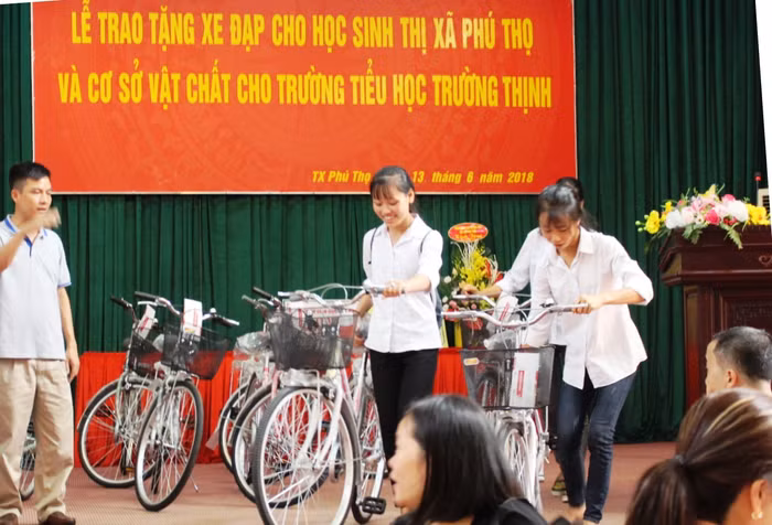 Niềm vui của các em học sinh khi nhận được món quà ý nghĩa chuẩn bị cho năm học mới.
