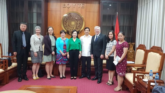 26.6.2018. Bộ trưởng tiếp thuốc lá 1.jpg Bộ trưởng Bộ Y tế Nguyễn Thị Kim Tiến tiếp bà Kenlly Henning- Giám đốc phụ trách các chương trình sức khỏe toàn cầu Quỹ Bloomberg Philanthropies (Ảnh: Bộ Y tế) 26.6.2018. Bộ trưởng tiếp thuốc lá 1.jpg Bộ trưởng Bộ Y tế Nguyễn Thị Kim Tiến tiếp bà Kenlly Henning- Giám đốc phụ trách các chương trình sức khỏe toàn cầu Quỹ Bloomberg Philanthropies (Ảnh: Bộ Y tế)