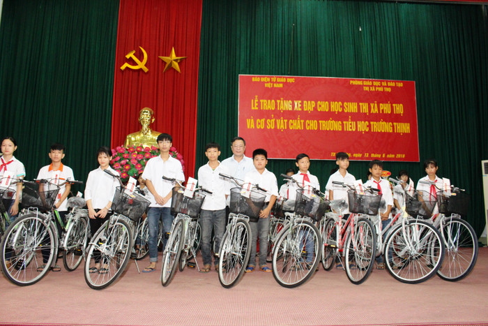 Ông Khai cùng các em học sinh nhận quà Ông Khai cùng các em học sinh nhận quà