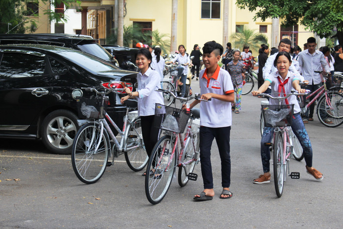 Em nào cũng đều rất vui và hạnh phúc khi nhận quà. Em nào cũng đều rất vui và hạnh phúc khi nhận quà.