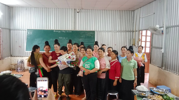 Chị em vui mừng trong ngày tốt nghiệp. Ảnh: LD