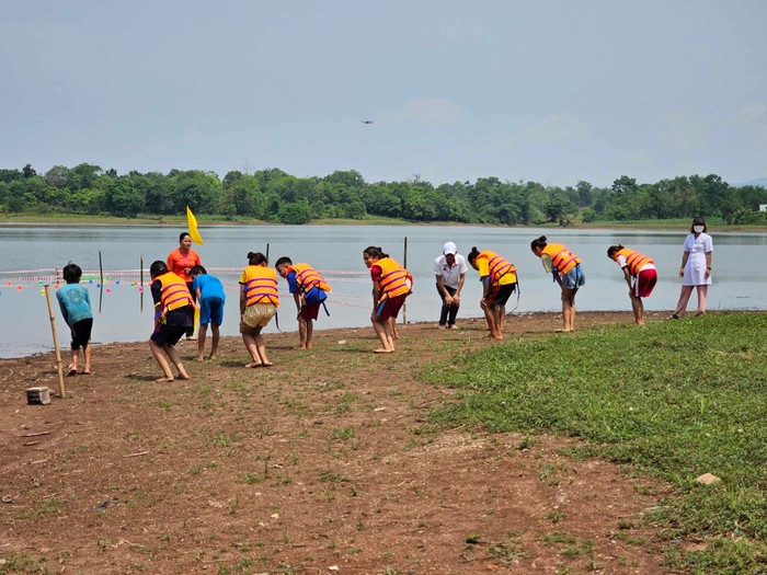 Lớp học của cô Dung luôn có nhân viên y tế hỗ trợ. Ảnh: Nhà trường cung cấp