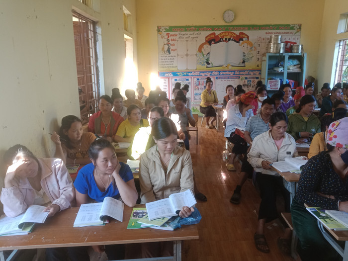 Lớp học xóa mù ở bản Nà Hin. Ảnh: LD