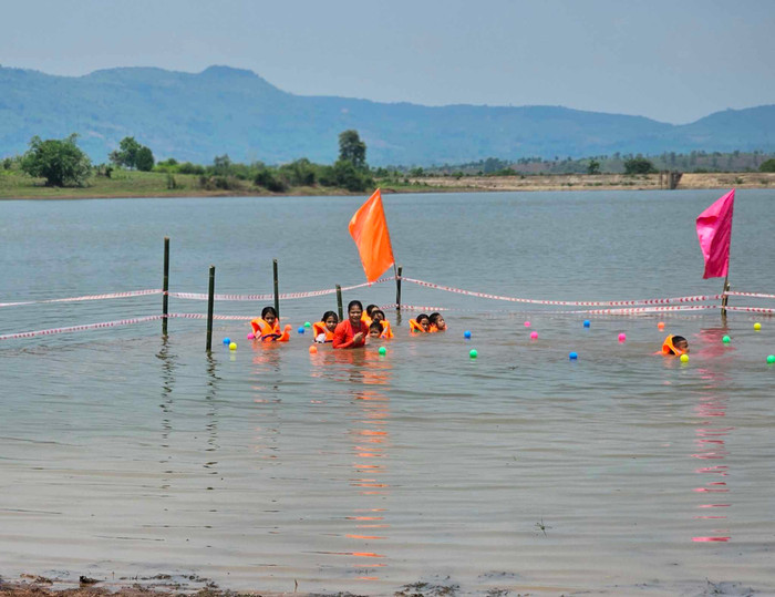 Lớp học được tận dụng từ cơ sở vật chất sẵn có. Ảnh: Nhà trường cung cấp