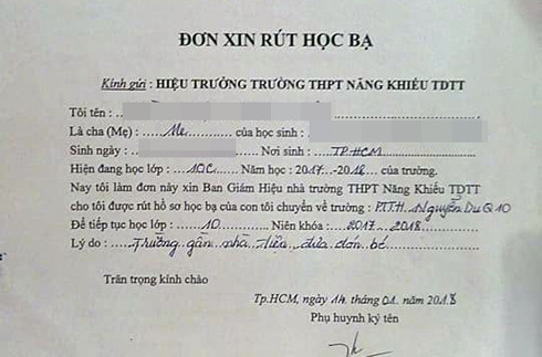 Đơn xin rút học bạ của phụ huynh cháu Âu Trần Thu Thủy để xin chuyển về trường mới. (Ảnh: Đan Quỳnh) Đơn xin rút học bạ của phụ huynh cháu Âu Trần Thu Thủy để xin chuyển về trường mới. (Ảnh: Đan Quỳnh)