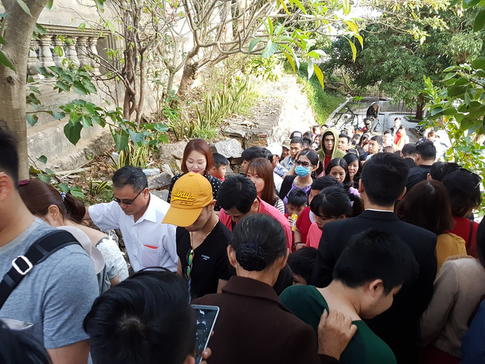Lối đi lại ở chùa Linh Ứng chật kín người... Lối đi lại ở chùa Linh Ứng chật kín người...