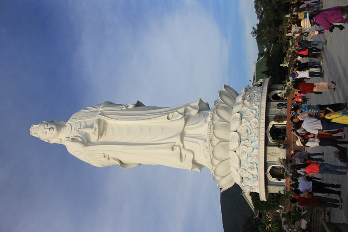 Khu vực nơi có tượng Phật Quan Thế Âm cao nhất Việt Nam thu hút nhiều người tới chiêm bái và chụp ảnh lưu niệm... Khu vực nơi có tượng Phật Quan Thế Âm cao nhất Việt Nam thu hút nhiều người tới chiêm bái và chụp ảnh lưu niệm...