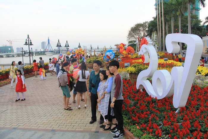 Điểm trang trí hoa trước trụ sở HĐND TP Đà Nẵng thu hút nhiều người dân và du khách vui chơi và chụp hình kỷ niệm...