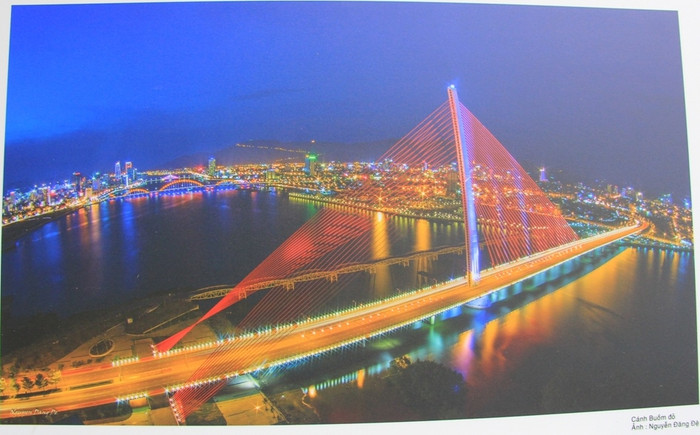 Cánh buồm đỏ (Cầu Trần Thị Lý). Ảnh: Nguyễn Đăng Đệ Cánh buồm đỏ (Cầu Trần Thị Lý). Ảnh: Nguyễn Đăng Đệ