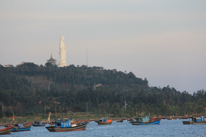 Nằm ở bán đảo Sơn Trà, cách trung tâm thành phố Đà Nẵng khoảng 10km, chùa Linh Ứng được xem là cõi Phật giữa chốn trần gian và là điểm du lịch tâm linh nổi tiếng ở miền Trung... Nằm ở bán đảo Sơn Trà, cách trung tâm thành phố Đà Nẵng khoảng 10km, chùa Linh Ứng được xem là cõi Phật giữa chốn trần gian và là điểm du lịch tâm linh nổi tiếng ở miền Trung...