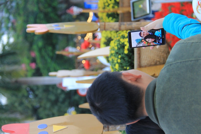 Hai bạn trẻ chụp ảnh "tự sướng" trong chiều 30 Tết