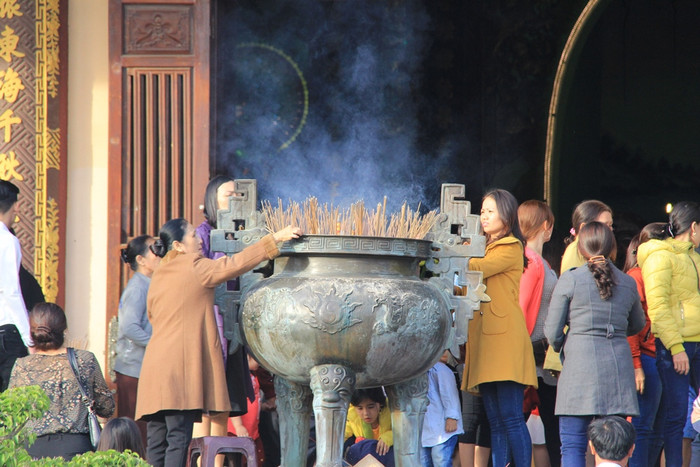 Theo ghi nhận, có rất nhiều khách du lịch trong và ngoài nước tới Đà Nẵng du lịch dịp Tết Nguyên đán. Chị Nguyễn Hoàng Phương (du khách tới từ Hà Nội) cùng gia đình, cho biết tới Đà Nẵng du lịch và nghe mọi người nói chùa Linh Ứng không những linh thiêng mà cảnh vật nơi đây rất đẹp. "Cả gia đình chúng tôi tới đây cầu an, cầu may mắn đến với mọi người...", chị Phương nói Theo ghi nhận, có rất nhiều khách du lịch trong và ngoài nước tới Đà Nẵng du lịch dịp Tết Nguyên đán. Chị Nguyễn Hoàng Phương (du khách tới từ Hà Nội) cùng gia đình, cho biết tới Đà Nẵng du lịch và nghe mọi người nói chùa Linh Ứng không những linh thiêng mà cảnh vật nơi đây rất đẹp. "Cả gia đình chúng tôi tới đây cầu an, cầu may mắn đến với mọi người...", chị Phương nói