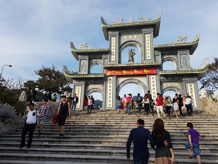 ...trong ngày đầu năm mới, hàng ngàn lượt người tới chùa để cầu an, cầu may mắn và tham quan ...trong ngày đầu năm mới, hàng ngàn lượt người tới chùa để cầu an, cầu may mắn và tham quan