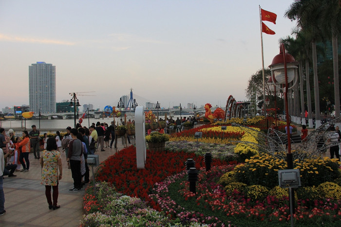 Sau những ngày mưa tầm tã, chiều 30 Tết, thời tiết ở Đà Nẵng nắng đẹp. Đường hoa Bạch Đằng cũng đã hoàn thành với nhiều loài hoa khoe sắc. Hàng ngàn người dân phố biển và du khách tản bộ chụp ảnh, vui Xuân...