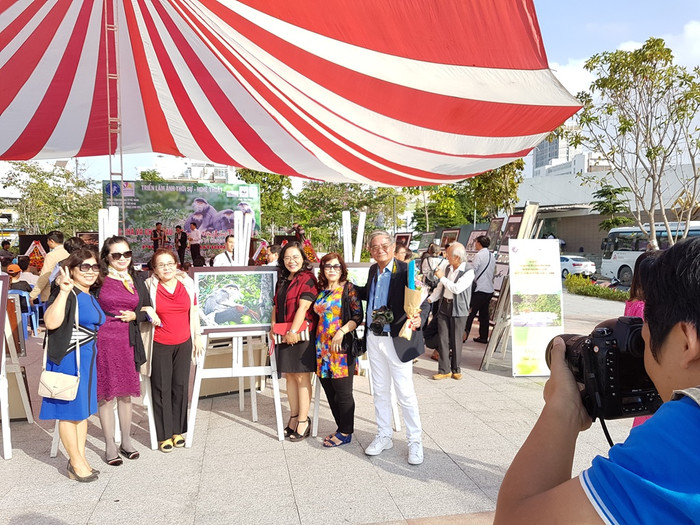 Nhiều người chụp ảnh lưu niệm tại triển lãm. Nhiều người chụp ảnh lưu niệm tại triển lãm.